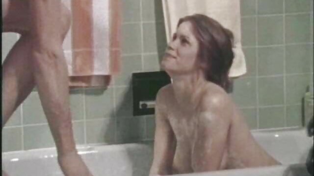 Clover ที่มีเสน่ห์เย้ายวนจับร่างกายเซ็กซี่ของเธอในห้องน้ำ วี ดี โป้