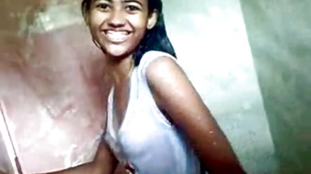 บรรณารักษ์กระปรี้กระเปร่ากระปรี้กระเปร่าให้ blowjob ลึกสุดคอบนหัวเข่า คลิป โป้ วีดีโอ