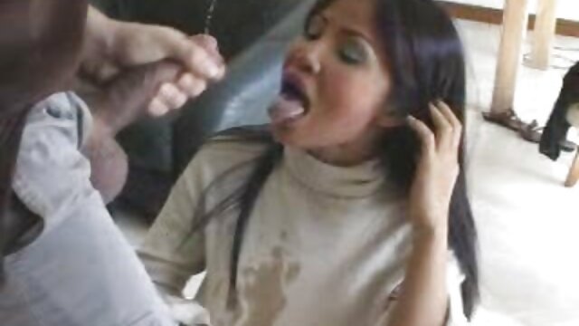 ขี้เมา สาวฮอต ใน ตำรวจ เครื่องแบบ แซฟไฟร์ ดู วี โอ โป๊ masturbates เธอ จิ๋ม บนโต๊ะ